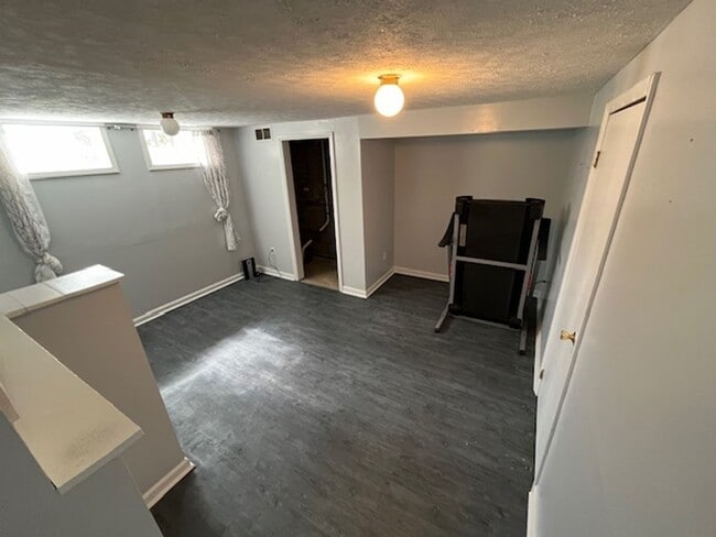 Building Photo - Beautifully remodeled 3 bedroom, 2.5 bath, 2 car garage