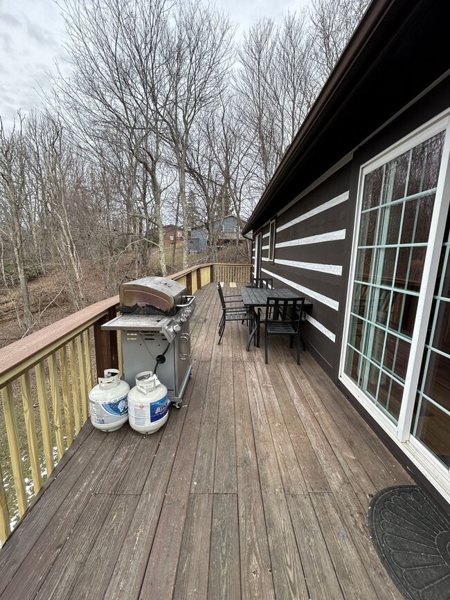 Building Photo - Spacious Log Home, Close to Campus, and wi...