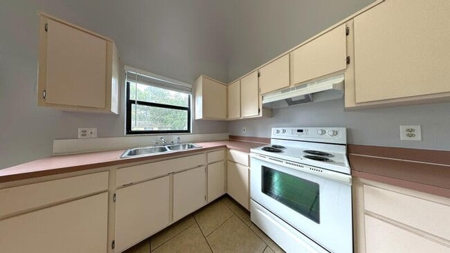 Building Photo - 1159 E Rohe St