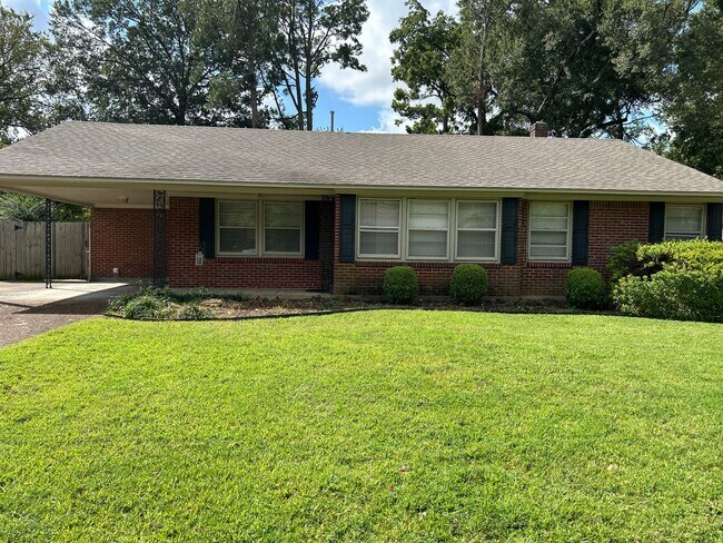 Primary Photo - Great Street in East Memphis ! Renovated k...