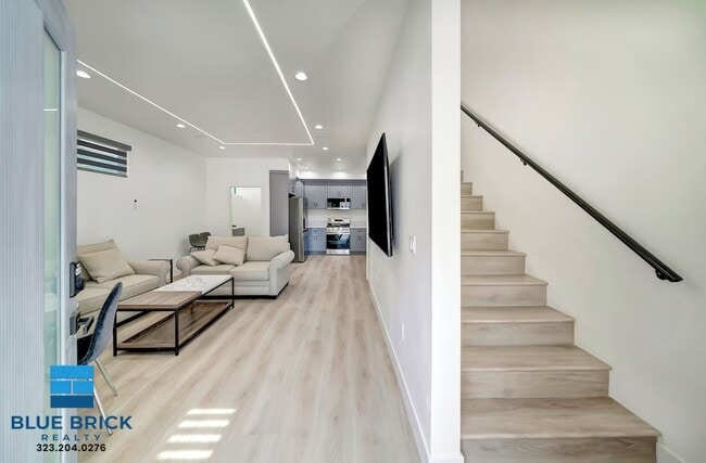 Building Photo - 5841 Vanalden Ave