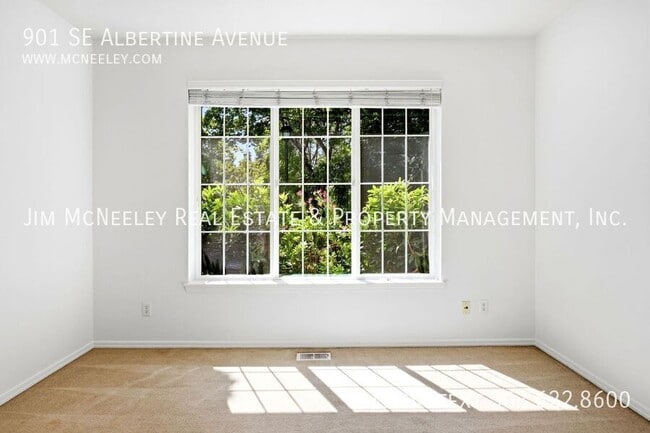 Building Photo - 901 SE Albertine St