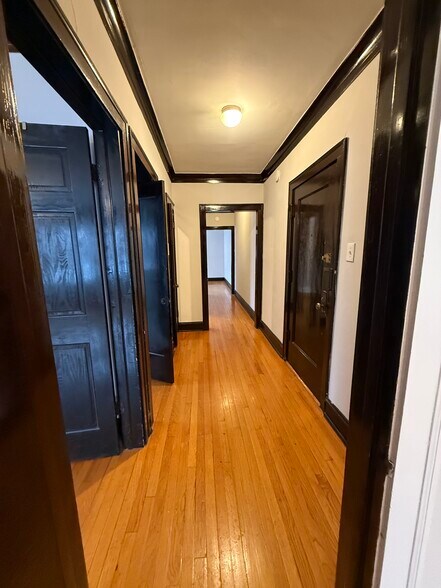 Building Photo - 5069 N Wolcott Ave