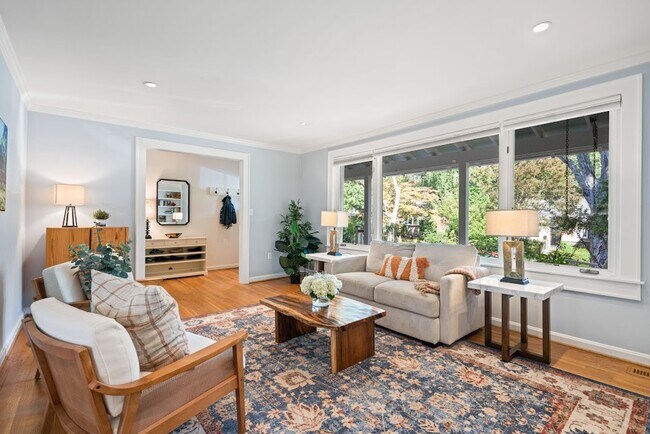 Building Photo - 5191 Linnean Terrace NW