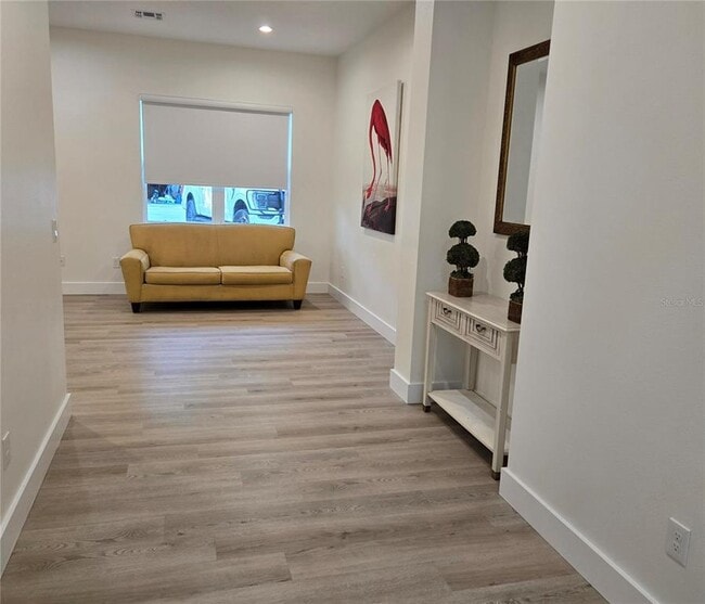 Building Photo - 106 Lake Dr