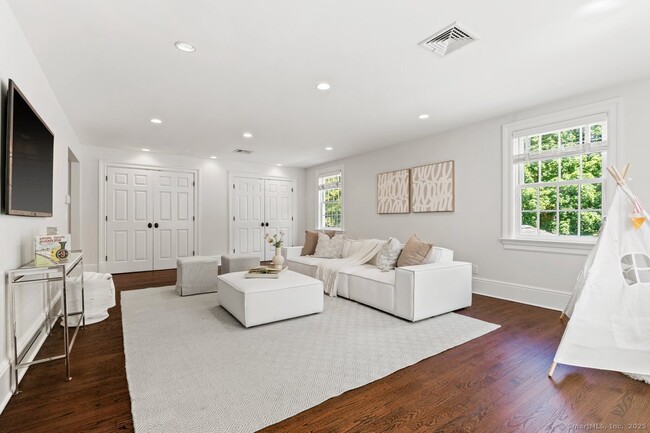 Building Photo - 1421 Oenoke Ridge