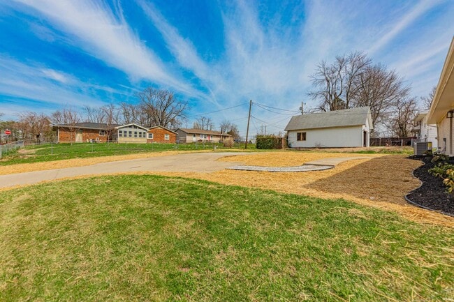 Building Photo - 911 Mayfair Dr