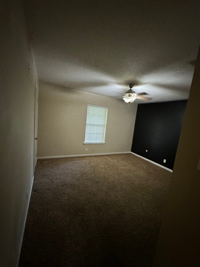 Building Photo - 3000 Mona Dr