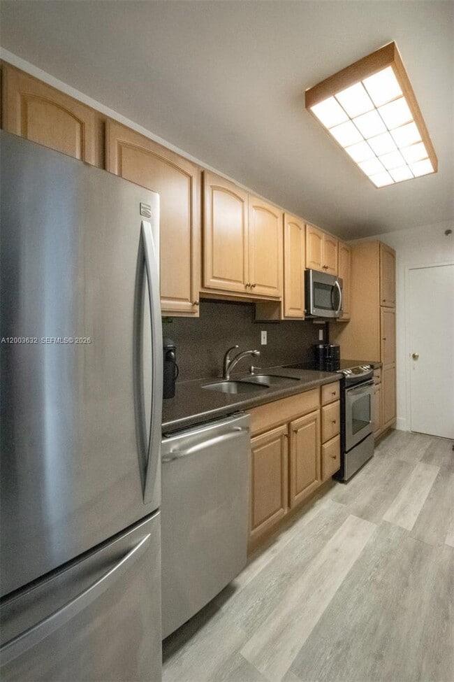 Building Photo - 100 Lincoln Rd