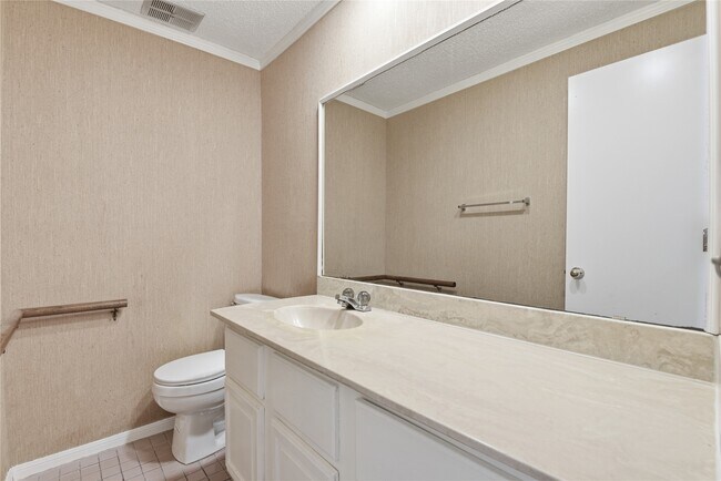 Building Photo - 7700 Creekbend Dr