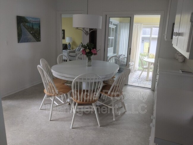 Building Photo - 2421 Lakefront Dr