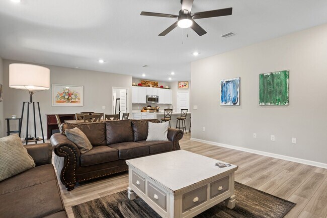 Building Photo - 6686 Sun Tree Cir