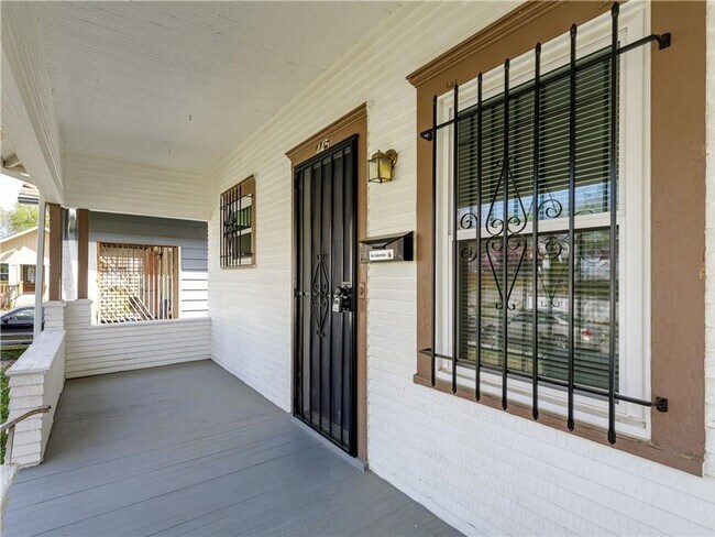 Building Photo - Charming Renovated 2 Bedroom Bungalow