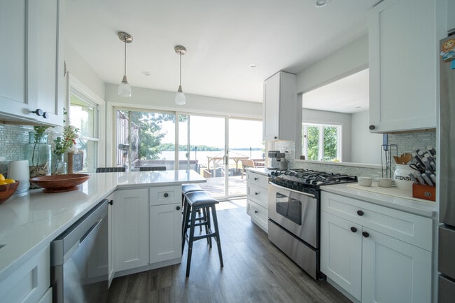 Building Photo - 27657 W Lakeshore Dr