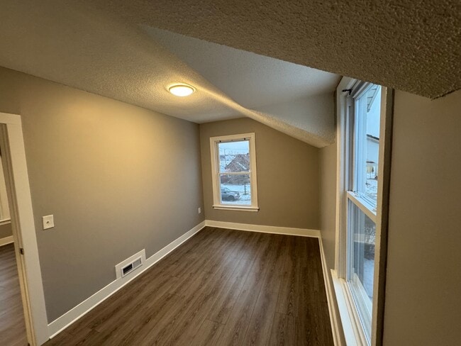 Building Photo - 2707 Commercial Ave