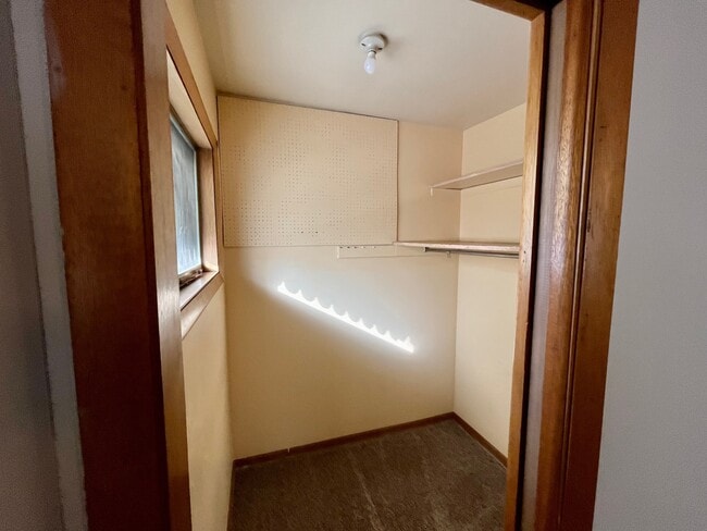 Building Photo - 911 N Center St