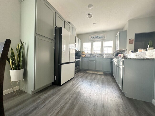 Building Photo - 844 Rd 5109