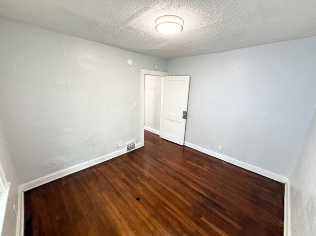 Building Photo - Updated 2 Bedroom/ 1 Bath Home in KCMO