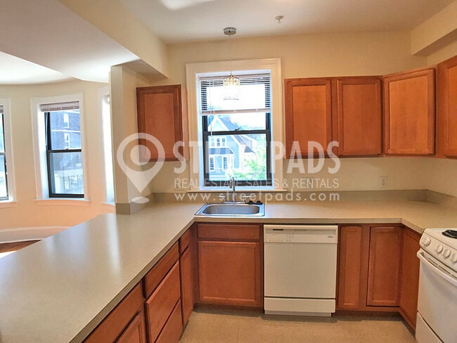 Building Photo - 881 Massachusetts Ave