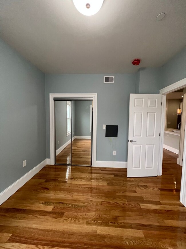 Building Photo - Large 2 Bedrooms Plus a Bonus Room. 2 Full...