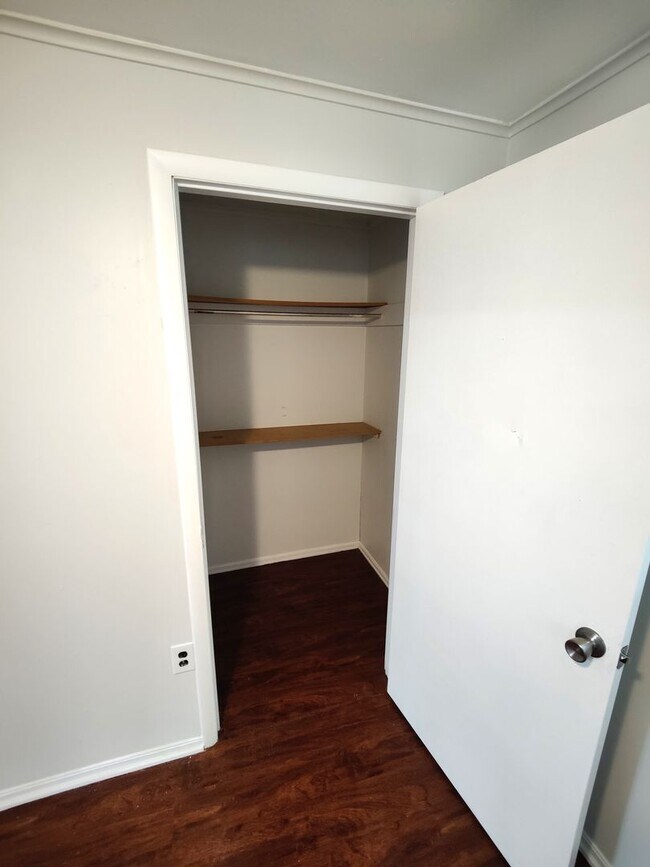 Building Photo - *Recently Updated 2BD/1.5BA Duplex Availab...