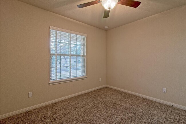 Building Photo - 713 Hedgewood Dr