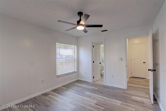 Building Photo - 1051 Country Club Dr