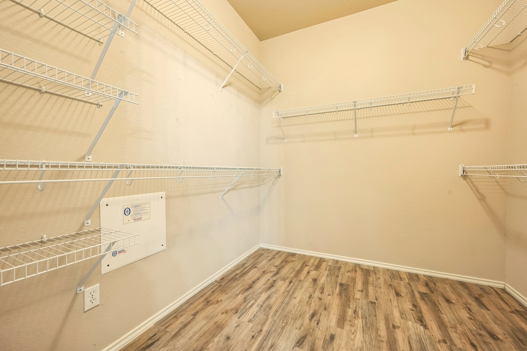 Huge master closet - 9201 Brodie Ln
