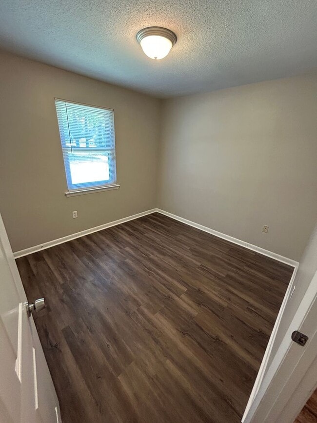 Building Photo - 4 bedroom/1.5 bathroom in Savannah, GA