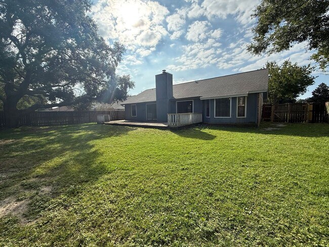 Building Photo - Gulf Breeze - Paradise Bay - 3 bedroom, 2 bathroom w/ lawn care included