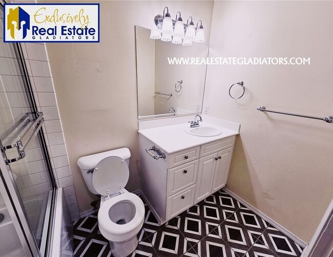 Building Photo - Beautiful, Pet Friendly Light-Filled Rambl...