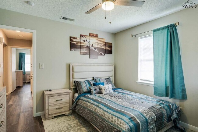 Building Photo - 5511 Hooper Dr