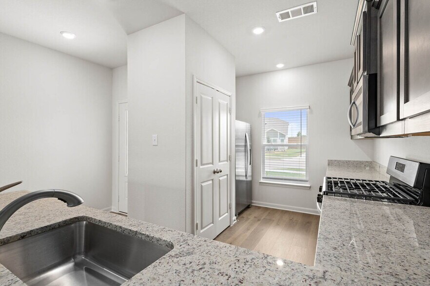 Building Photo - 1324 Tilton Dr