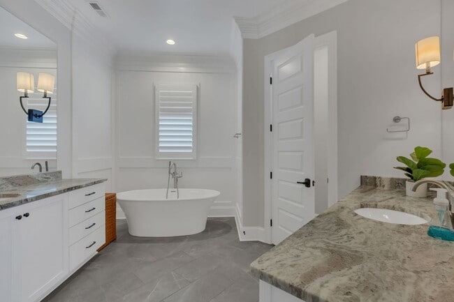 Building Photo - Rent Unfurnished or Fully Furnished - 4 Be...