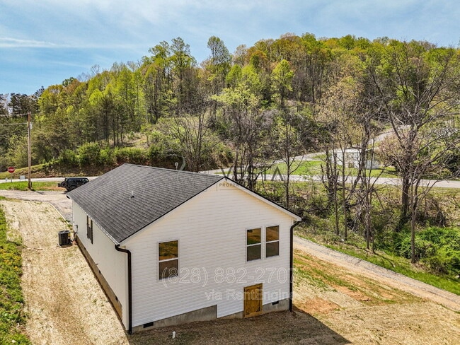 Building Photo - 4 Meadows Town Rd