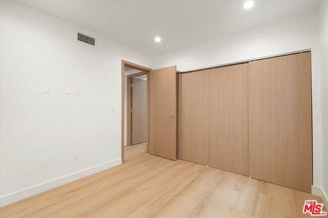 Building Photo - 11023 Blix St