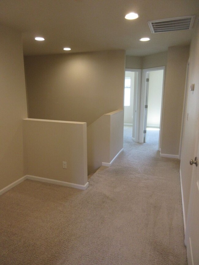 Building Photo - Newer 3 bedroom in South Salem