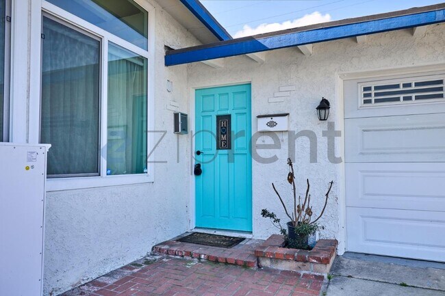 Building Photo - 915 N Holly St