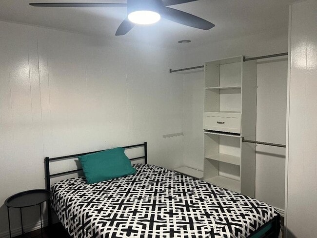 Building Photo - 2907 Redbud Ave