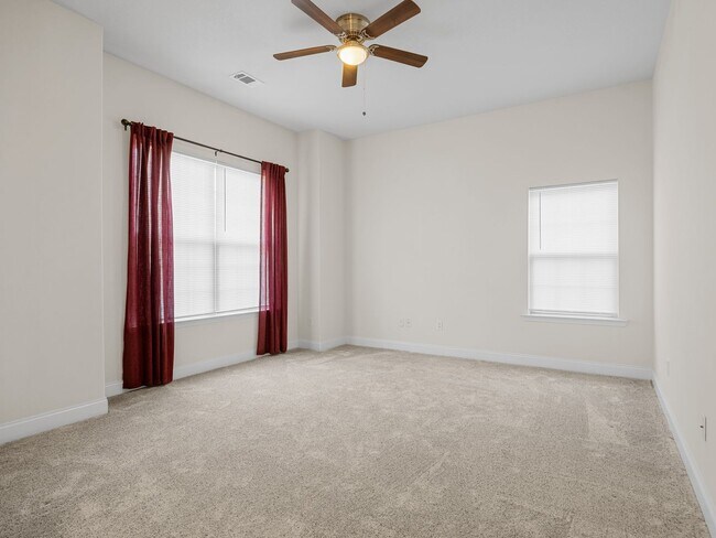 Building Photo - Spacious 4-Bedroom, 2 BA Ranch Home, 2 Car...