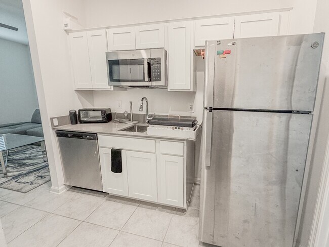 Building Photo - 1 Bedroom / 1 Bathroom Private Furnished Suite Available for Immediate Move-In!