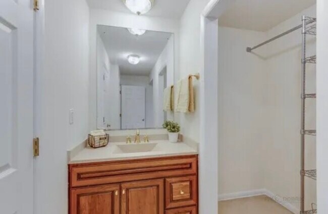 Building Photo - 315 E Valley Ln
