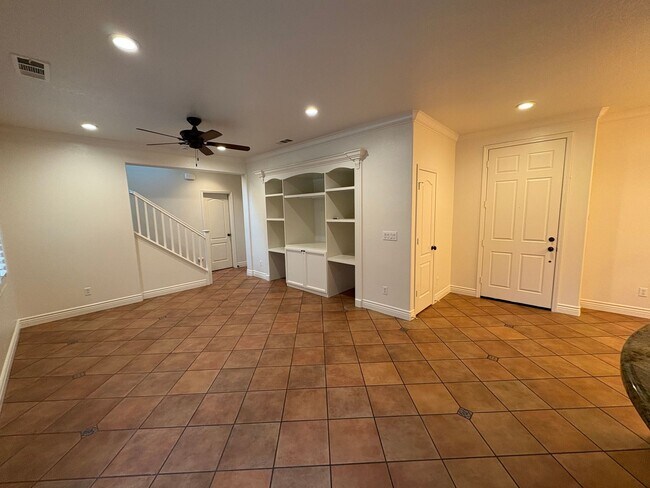 Building Photo - Two story home in NW Visalia Rent Ready!