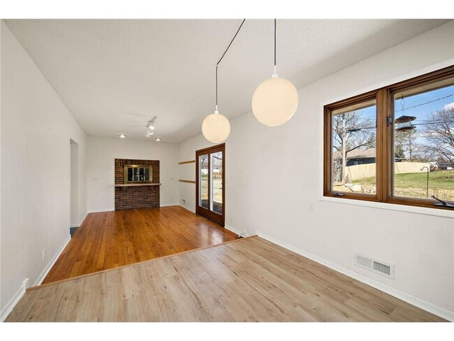 Building Photo - 953 Redwood Dr