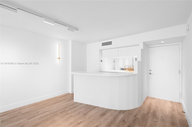 Building Photo - 2655 Collins Ave