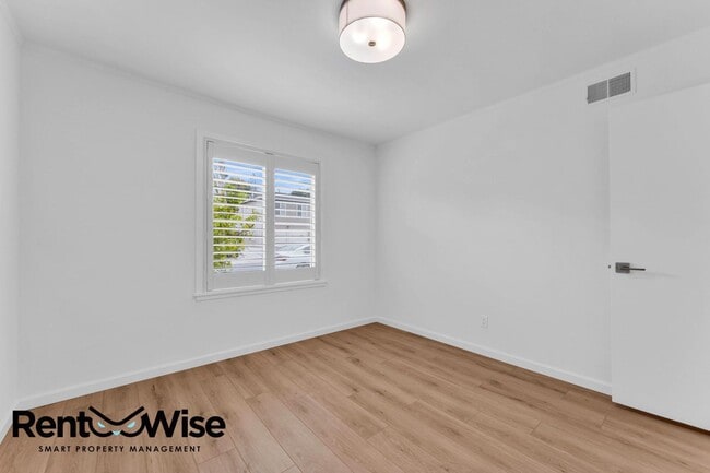 Building Photo - 110 Cuesta Dr