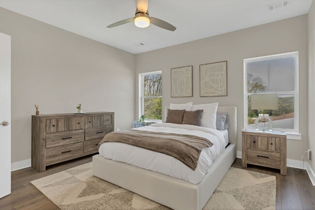 Building Photo - Better-than-new townhome in Highlands at S...