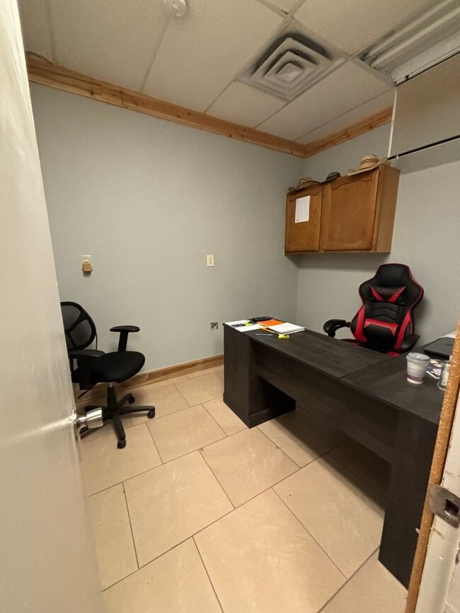 Building Photo - Affordable, Unique 3 bedroom