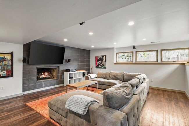 Building Photo - Mid-Century Home