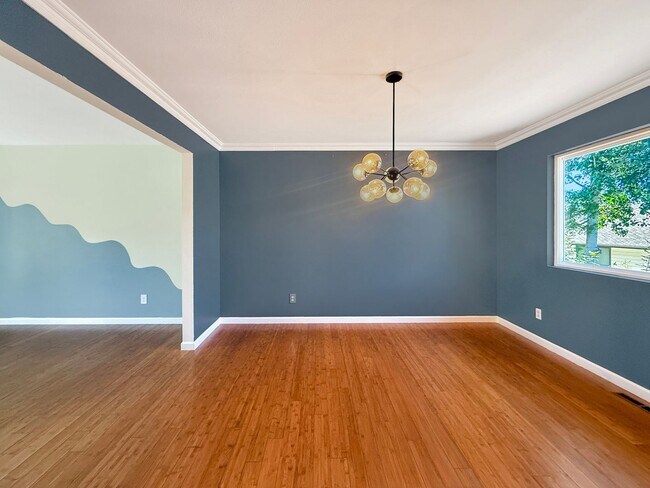 Building Photo - $0 DEPOSIT OPTION. SPACIOUS 5-BEDROOM CENT...